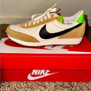 Women’s Nike DayBreak